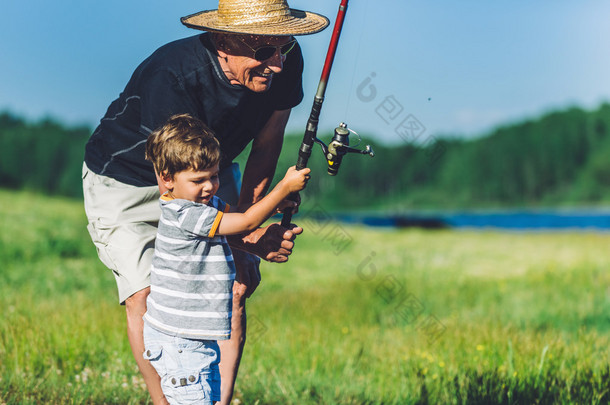 祖父和孙子一起钓鱼
