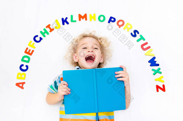 儿童学习字母和阅读