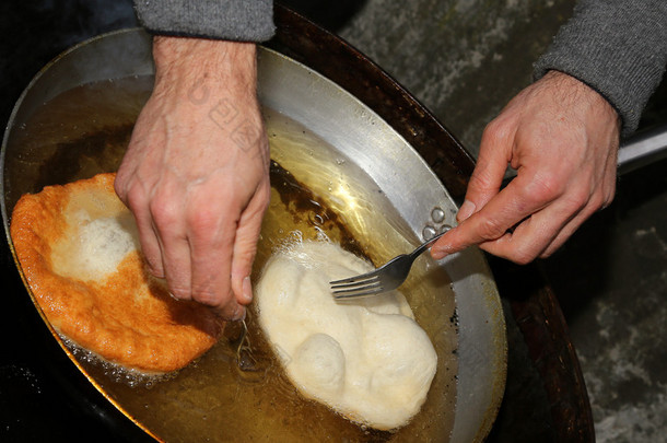 两个大煎饼蘸在热油中的铝壶