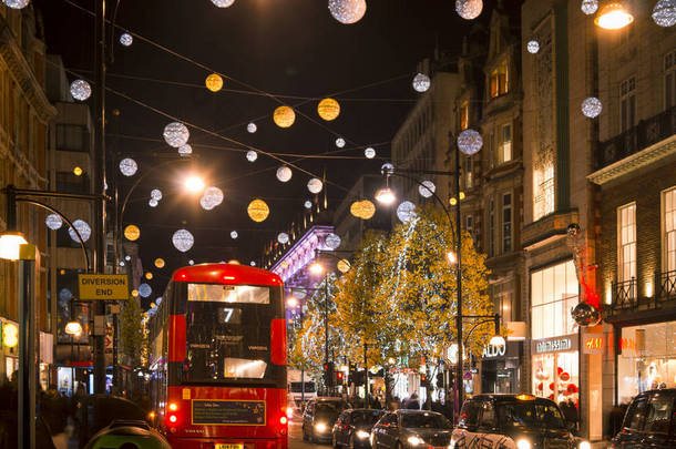 伦敦-12 月︰ 圣诞灯和伦敦巴士车站上忙牛津街伦敦，英格兰，英国 12 月。在交通繁忙的牛津马戏团.