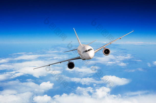 云层上面飞行的商用喷气式飞机