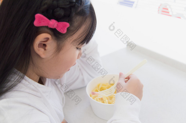 可爱的亚洲孩子吃意大利面条 Carbonara 
