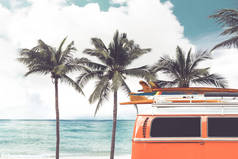 老式的车停在热带海滩上