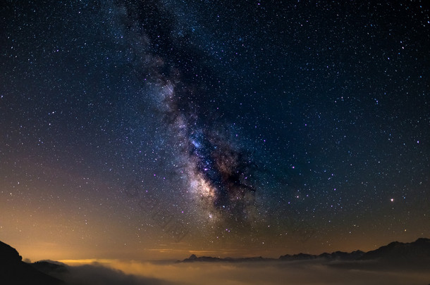多彩发光的核心银河和满天星斗的天空，在对意大利的阿尔卑斯山，都灵省夏季在高空捕获。火星和土星发光中间框架.