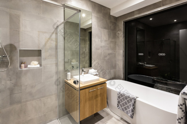 现代浴室配有淋浴间和浴缸 