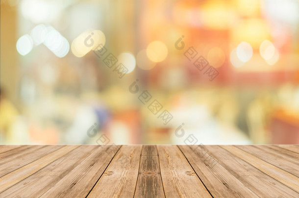 木板在模糊的<strong>背景</strong>前面的空表。视角的棕色木超过模糊在咖啡店-可用于显示或蒙太奇您的产品。模拟显示的产品为.