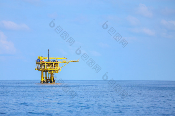 海上施工平台生产石<strong>油</strong>和天然气、 石<strong>油</strong>和天然气工业和辛勤工作，通过手动和自动功能、 石<strong>油</strong>钻机行业及操作的生产平台和操作过程.