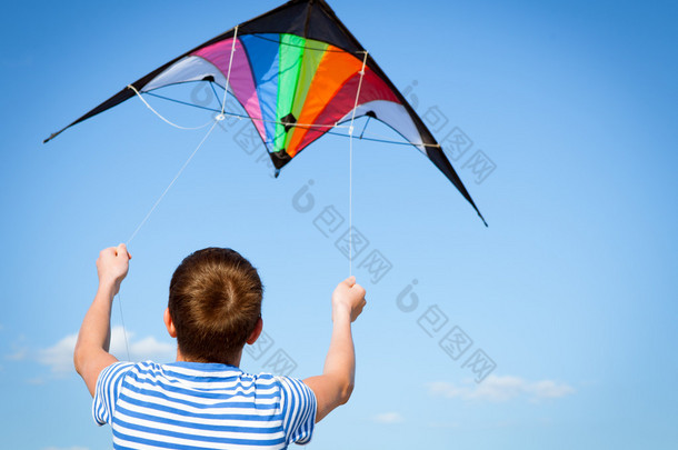 小男孩飞风筝进蓝蓝的天空