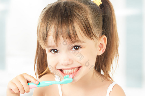 快乐的小女孩，她刷牙