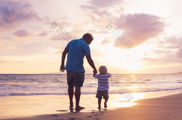 在海滩上的父亲和儿子 wallking