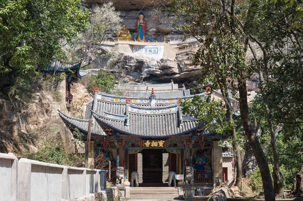 云南、 中国-2015 年 3 月 21 日︰ 宝寺石 Mountain(Shibaoshan Shiku)。云南省剑川市著名历史遗址.