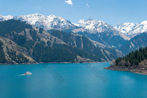 中国新疆-2015 年 5 月 9 日︰ 天堂湖的田 Shan(Tianchi)。中国新疆阜康、 昌吉市，是著名的世界遗产.