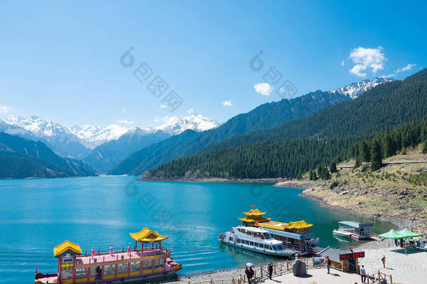 中国新疆-2015 年 5 月 9 日︰ 天堂湖的田 Shan(Tianchi)。中国新疆阜康、 昌吉市，是著名的世界遗产.