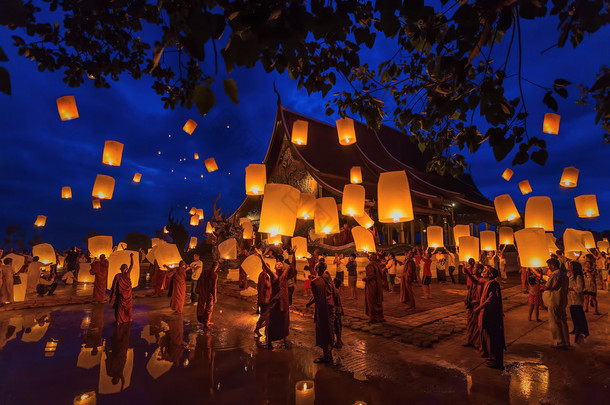 在 Chiangmai.Tradition al 和尚 Loy Khom 节日灯浮<strong>气球</strong>纸制成的每年在 Wat Phu 虾片 temple.on 7 月 12,2014，Ubonratchathani，