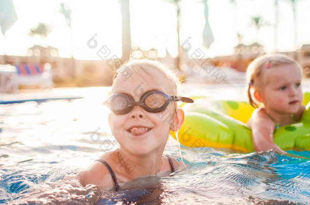 可爱的快乐小女孩在游泳池里玩