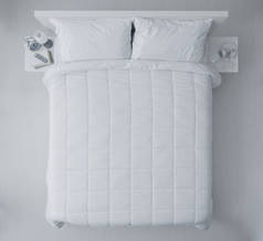 典雅的卧室，白色的被子和床单，顶视图