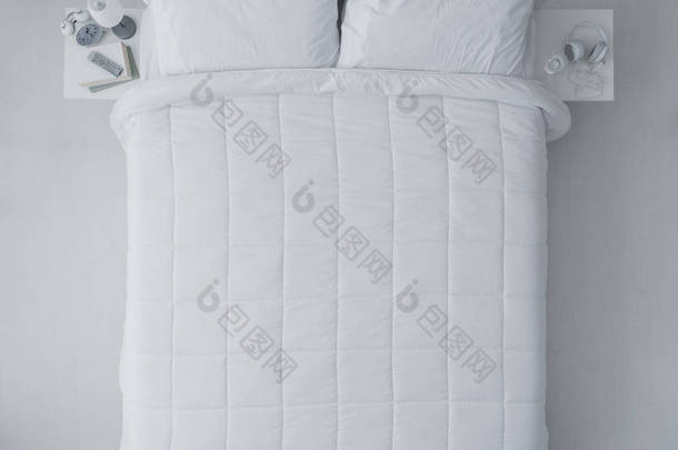 典雅的卧室，白色的被子和床单，顶视图