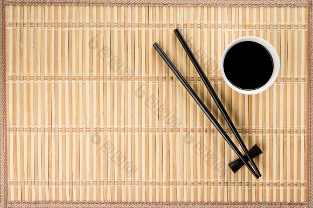筷子和碗酱竹垫上