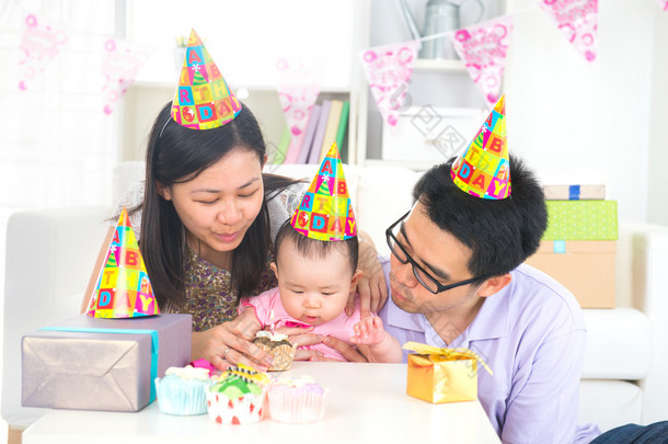 亚洲华人父母庆祝宝宝满月派