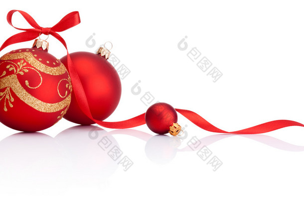 红色圣诞<strong>装饰球</strong>隔离在白色丝带蝴蝶结
