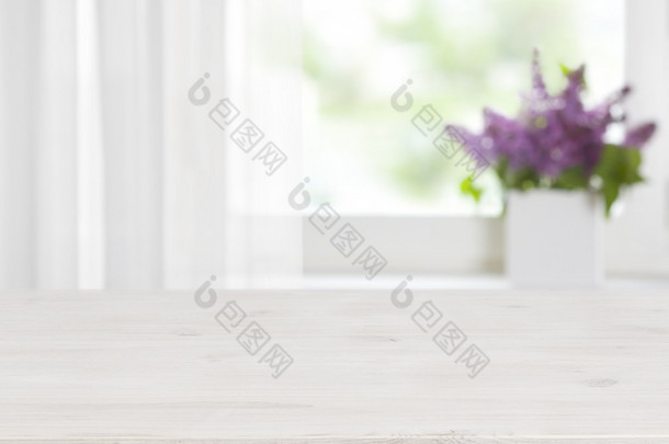 木桌上紫色的小花壶背景离焦窗口