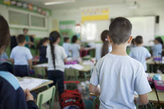 孩子们在他们的背上, 站在充分的锻炼, 听老师在课堂上的解释
