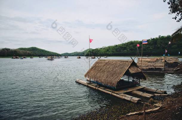 <strong>小屋</strong>筏子在湖中的山： 怀化 krathing，黎府，泰国