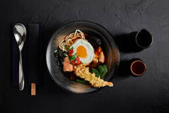 美味的传统日本汤用筷子和勺子的顶部视图 