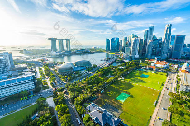 <strong>美丽</strong>的建筑建筑外部城市景观在新加坡城市天际线与蓝天上的白云