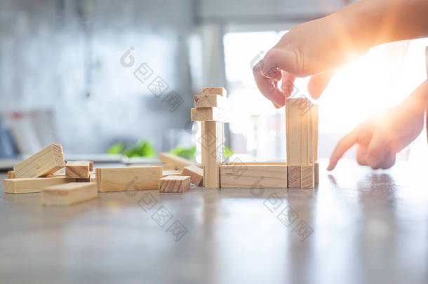 孩子在玩一个块<strong>木材</strong>塔 