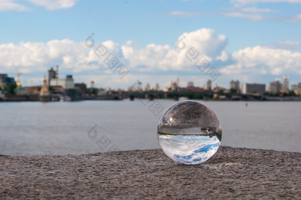 玻璃透明球市背景和表面的颗粒。与空的空间