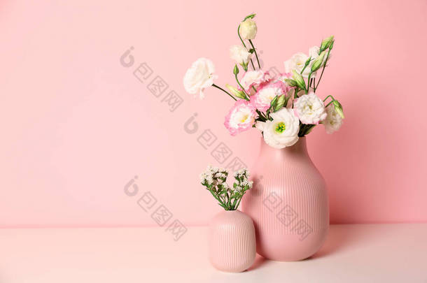 美丽的花朵在花瓶和空间的文本上的颜色背景。室内<strong>设计</strong>要素