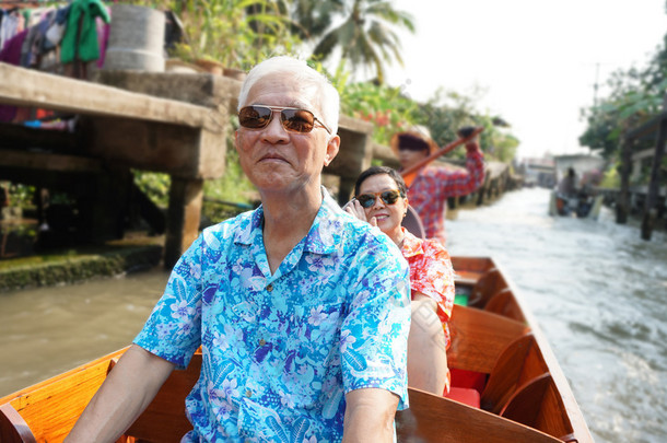 <strong>开心</strong>的亚洲老夫妇退休环游世界