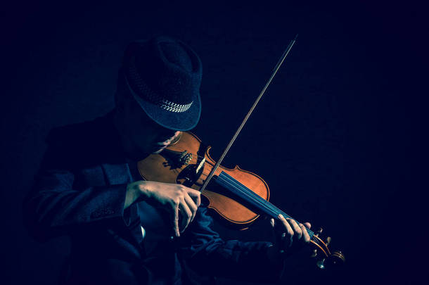  小提琴手在黑暗的工作室