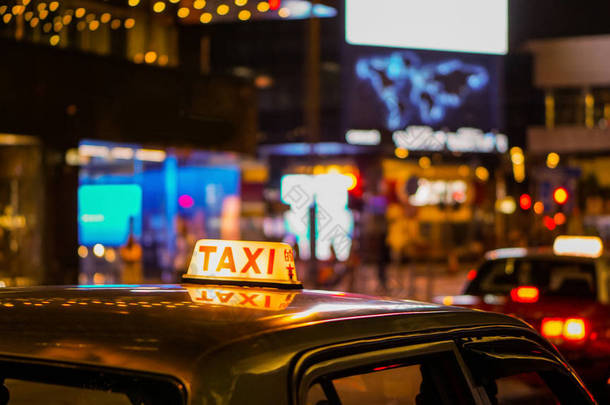 出租车晚上的标志模糊视图在酒馆和酒吧<strong>夜生活</strong>区。抽象安全酒后不开车