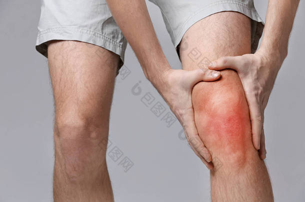 年轻人患有膝关节疼痛  