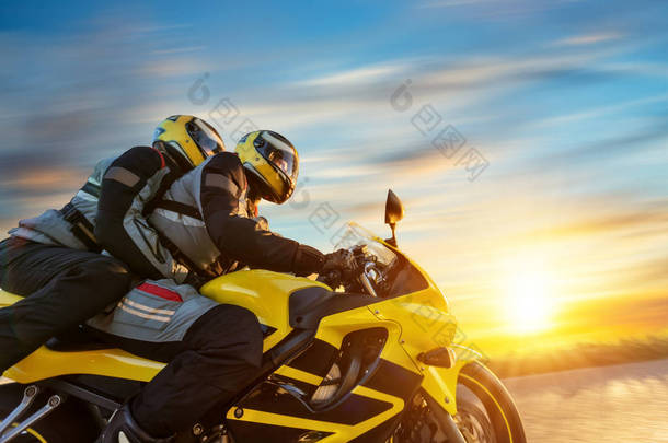 Motorbikers 对体育摩托车骑在日落