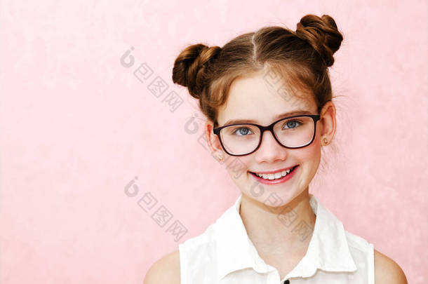 笑容可亲的小女孩戴着粉色<strong>背景</strong>眼镜的画像