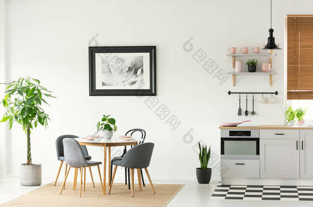 框架<strong>照片</strong>在一个开放的空间餐厅和厨房内部的白色墙壁现代, 木制家具和植物
