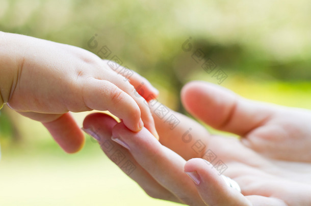 充满爱心的母亲和婴儿的手