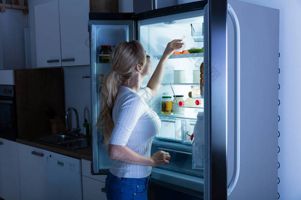 寻找食物在<strong>冰箱</strong>里的女人