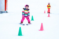 小滑雪者女孩享受冬季滑雪假期