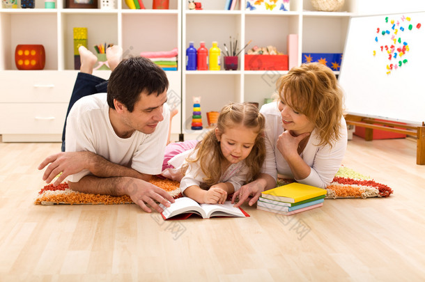 幸福的家庭的孩子房间里<strong>读书</strong>