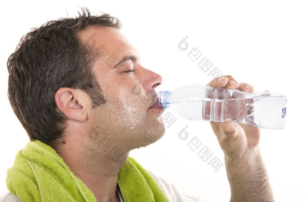 男人的饮用水和出汗