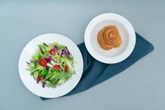 一盘健康可口的沙拉和面包一盘美味健康的绿色蔬菜沙拉.