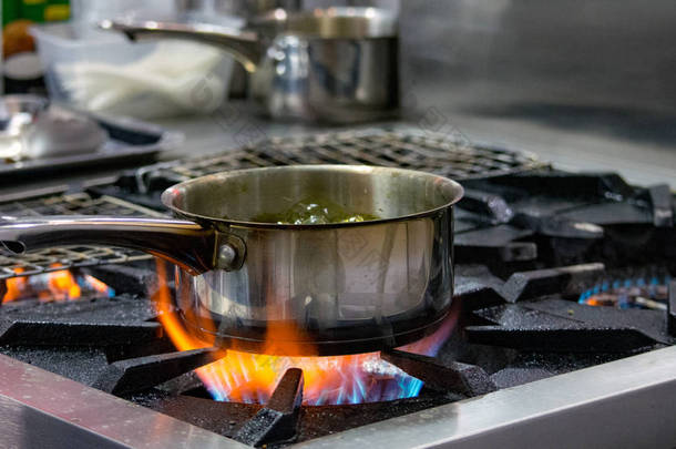 厨师烹饪食品, 在银锅煤气<strong>汤</strong>准备, 厨房用具烹饪