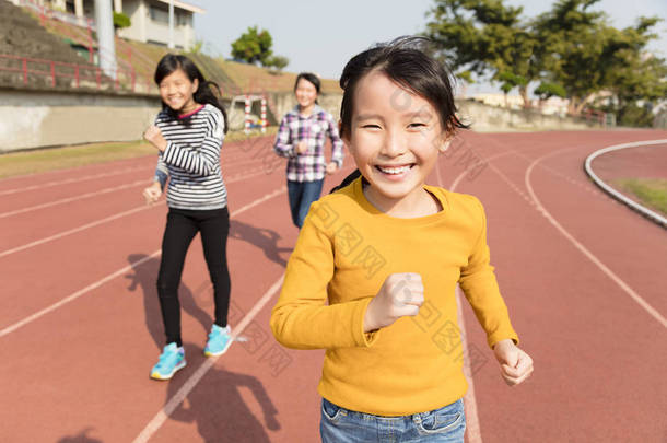 快乐的小女孩，在轨道上运行