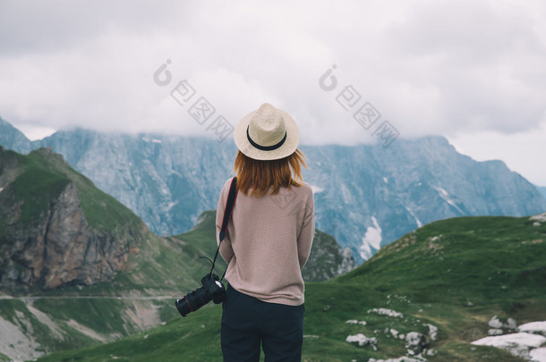 时尚女孩放松户外旅行自由生活方式与山的背景