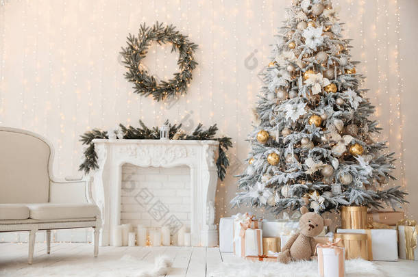 有漂亮圣诞树和壁炉的客厅里别致的<strong>室内装饰</strong>