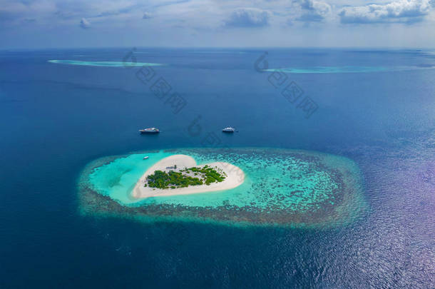 空中美丽的心形热带岛屿在蓝色的大海在马尔代夫天堂全景背景